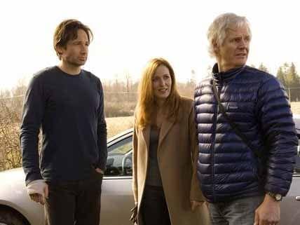 David Duchovny (Fox Mulder) and Gillian Anderson (Dana Scully) on set of the X-Files with creator Chris Carter.