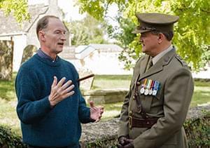 Alastair Bruce describes the proper protocol of an officer to Hugh Bonneville (Lord Grantham) between takes.