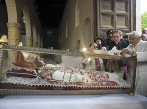Pope Benedict XVI stands by remains of Pope Celestine V.