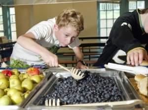 Students select blueberries and rolls from the food line at Lincoln Elementary in Olympia, Wash., in 2004.