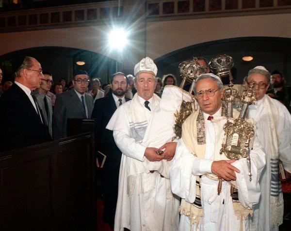 Rabbi Isaac Neuman at a service to mark his initiation and the reopening of the East Berlin synagogue in 1987.