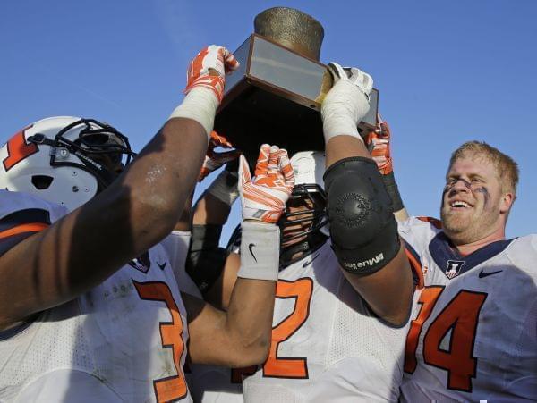 Illini players hold the Land of Lincoln Trophy after Saturday's 47-33 victory.