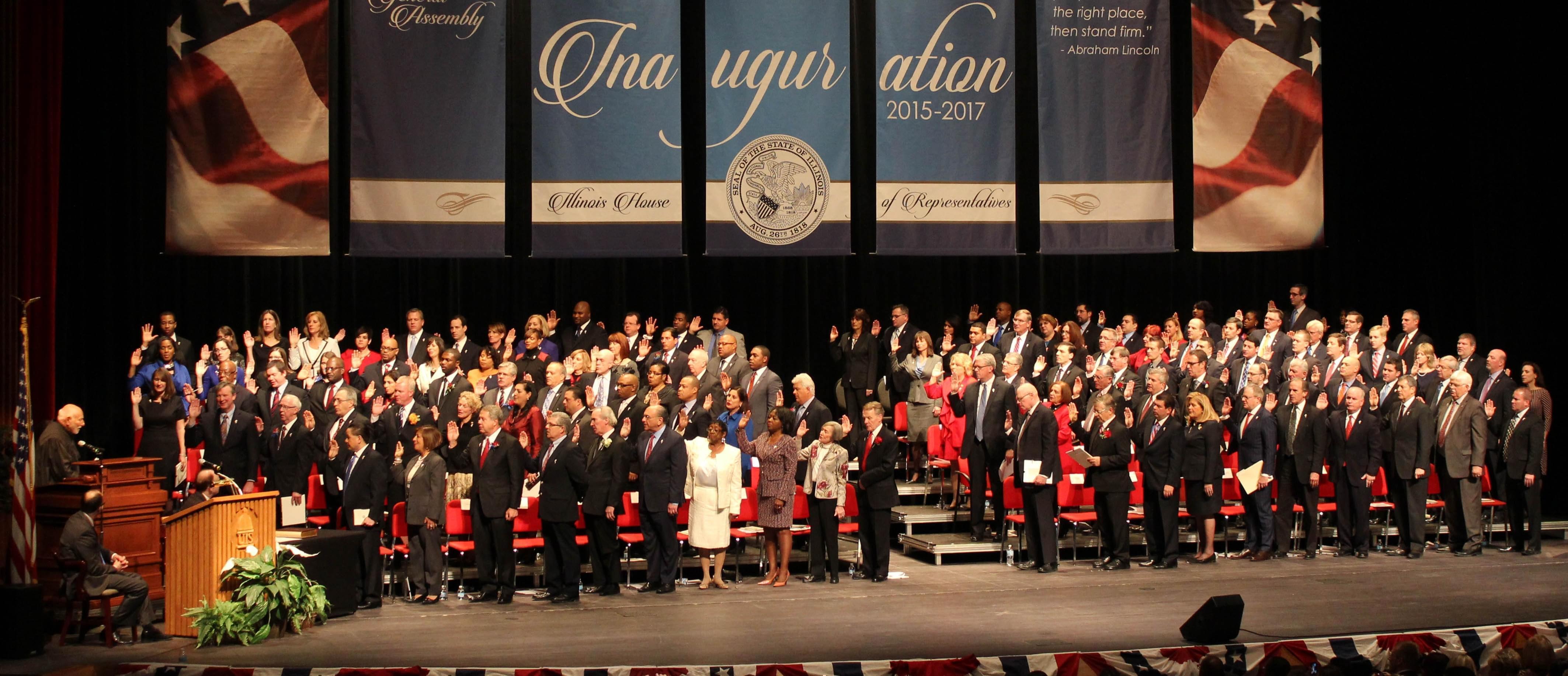 Members of the Illinois House take the oath at the University of Illinois at Springfield