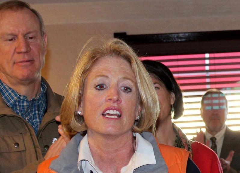 Gov. Bruce Rauner and Comptroller Leslie Munger in Maryville, Ill. in January.
