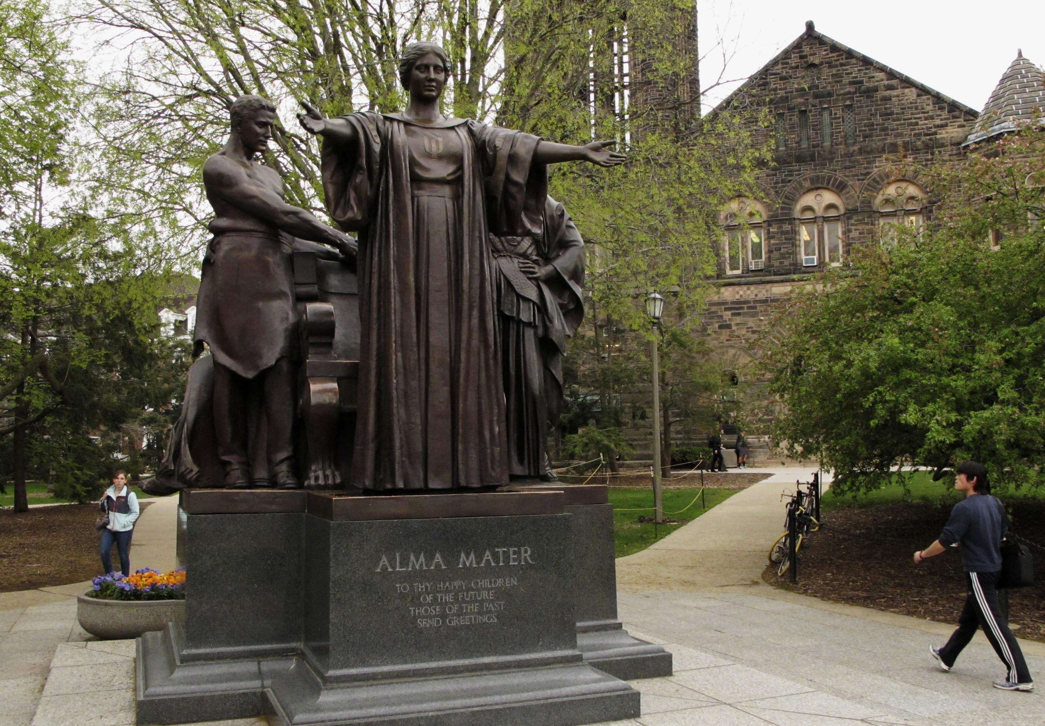 Students walk past the Alma Mater statue on the University of Illinois Urbana campus in April 2014.