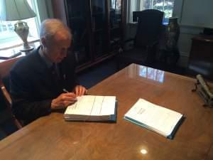 Bruce Rauner signs budget approced by the Illinois Senate