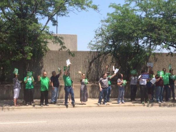 AFSCME union members rally in Springfield.