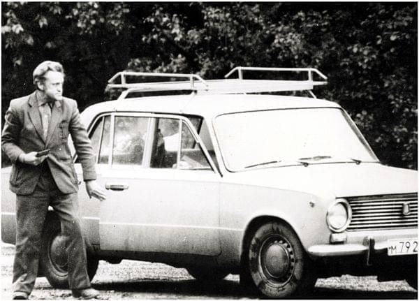 Adolf Tolkachev leaving his car at a roadblock on June 9, 1985.