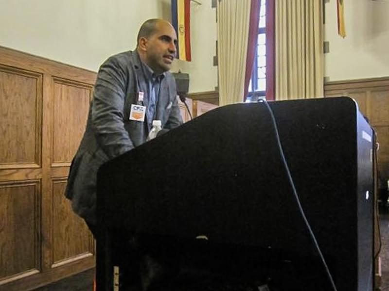 Steven Salaita speaking at the YMCA at the University of Illinois campus in 2014.