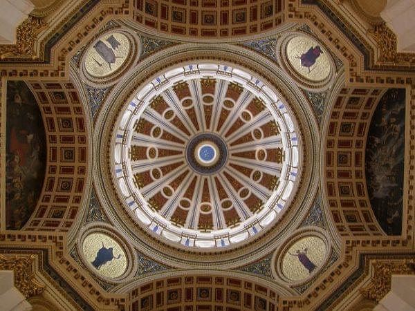 An interior photo from the Pennsylvania Statehouse.