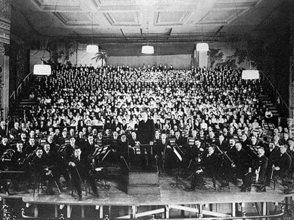 Stokowski and the Philadelphia Orchestra at the March 2, 1916 American premiere of Mahler&#039;s 8th Symphony.