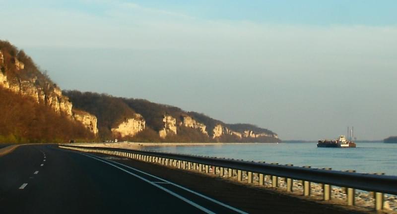 View of the Illinois Great River Road, north of Alton.