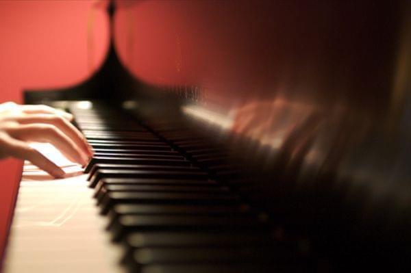 hand playing piano