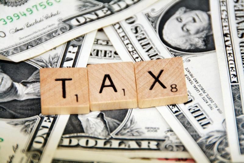 Should Illinois' current flat-tax system be changed to a graduated income tax as the state attempts to deal with its ongoing budget struggles? Two experts debate the merits of the two tax systems.