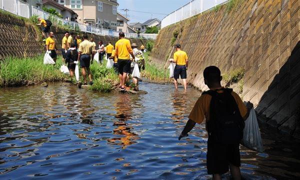 Students cleaning up waterways