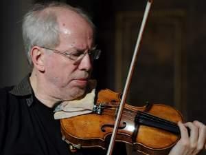 Gidon Kremer playing violin