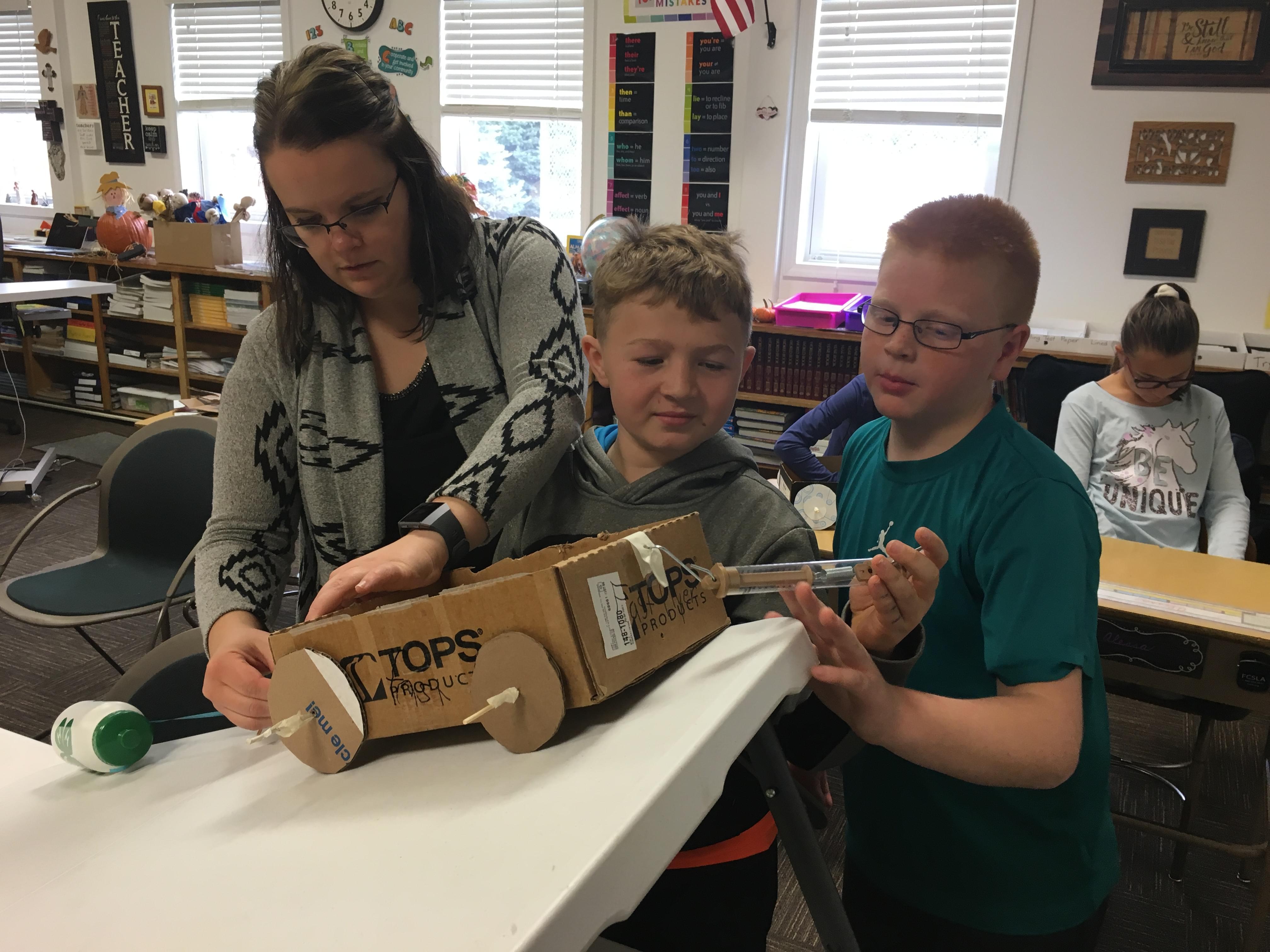 Julie Kreikemeier shows students in Clarkson, Nebraska, how to measure force in newtons.