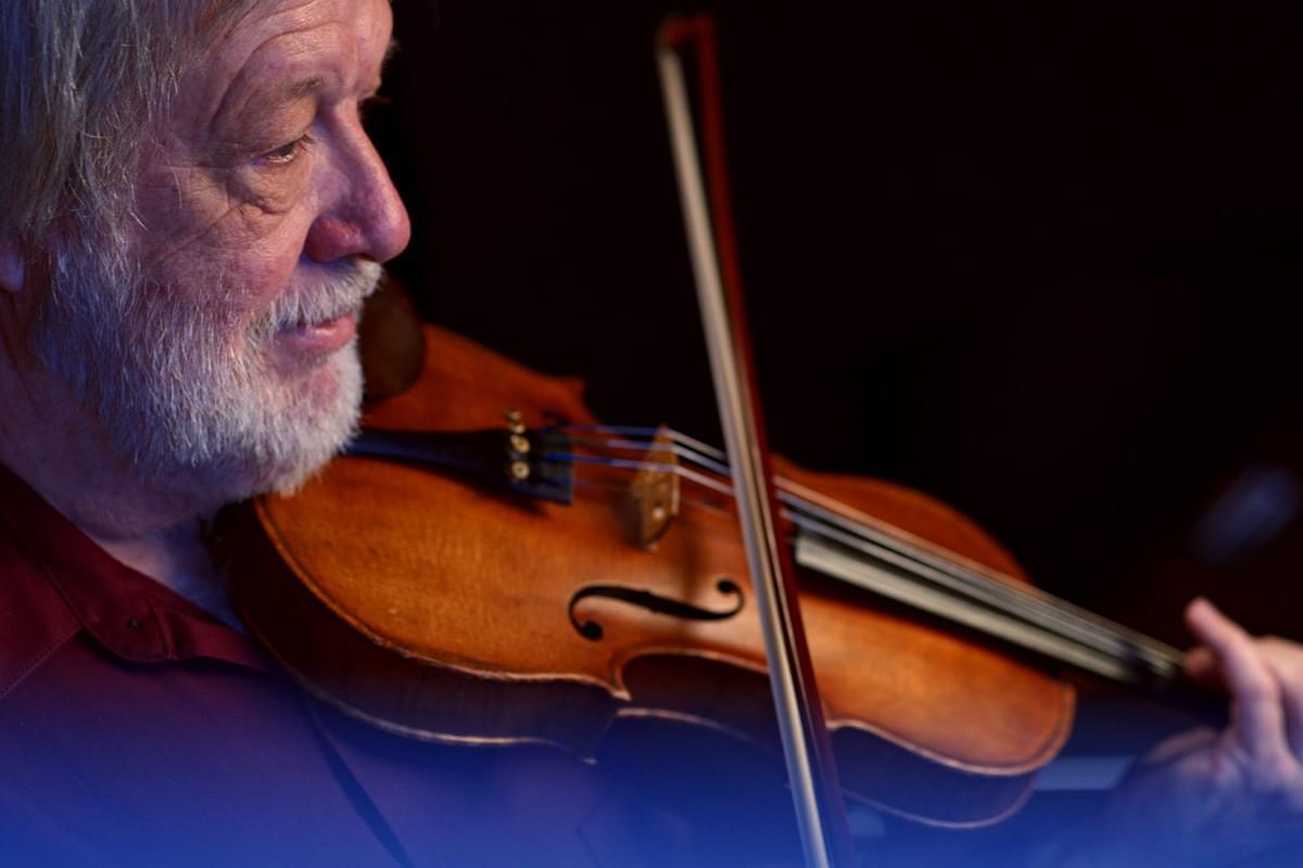 Paul Tyler playing a fiddle