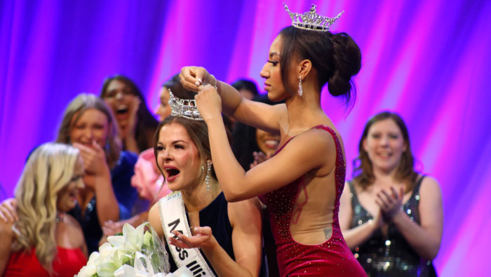 Monica Niá Jones, Miss Illinois 2022, passes off the crown to the new Miss Illinois, Jessica Tilton. 