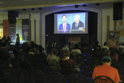 Students watch a livestream of the Vice Presidential Debate at a watch party hosted by the University of Illinois at Urbana-Champaign Office of Civic Life at the Illini Union on Oct. 1.