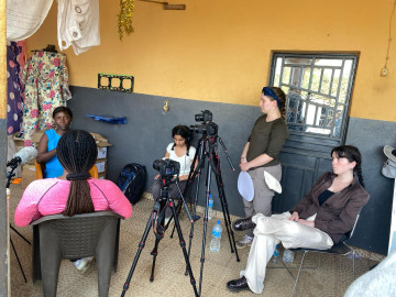 University of Illinois student journalists interviewed Mariatu Yateh (left), the principal of Education for All, a school in Freetown, Sierra Leone. Students (left to right): Faith Lee, Nour Longi, Maggie Knutte, Elena Cleary.